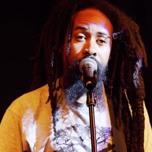 Public en fête pendant le concert de Jah Roots Collective