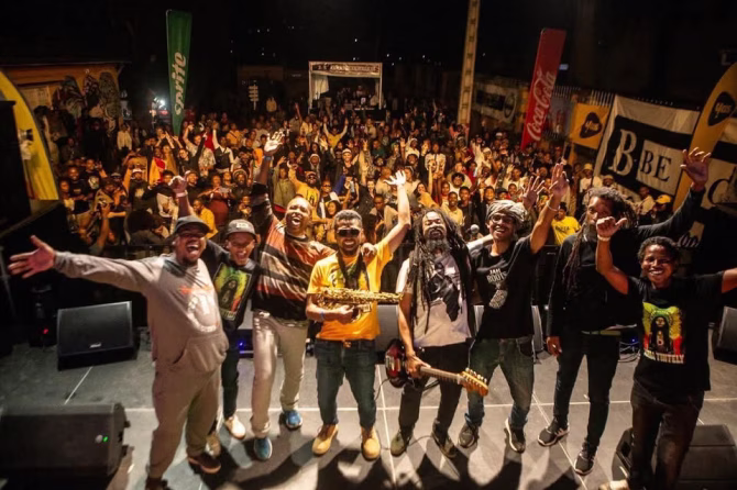 Groupe Jah Roots Collective sur scène avec batterie et guitare